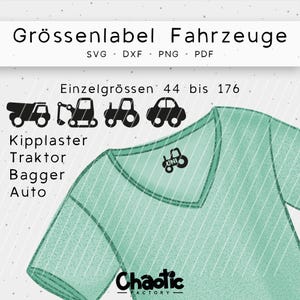 Puede incluir: Una camiseta de cuello en V color turquesa con un gráfico de tractor. La camiseta presenta el texto "Grössenlabel Fahrzeuge" y "Einzelgrössen 44 bis 176". También hay ilustraciones de un camión volquete, excavadora, tractor y coche.