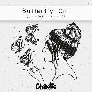 Op de afbeelding: Zwart-witte lijntekening van een vrouw met een knot in haar haar, die naar de zijkant kijkt. Ze houdt haar hand uit met drie vlinders die om haar heen vliegen. De tekst "Butterfly Girl" staat bovenaan de afbeelding, en "Chaotic Factory" onderaan.