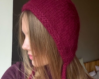 Dunkelkirsche Angora Strickmütze. Rote Flauschige Mütze zum Binden. Winter Fliegermütze aus flauschiger Wolle.