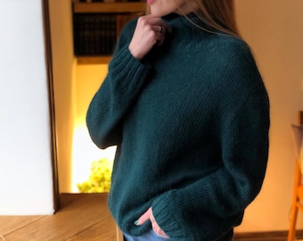 Donkergroene angora gebreide coltrui. Pluizige oversized wollen trui. Fuzzy loose-fit trui