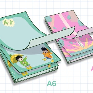 Op de afbeelding: Twee stapels geïllustreerde notitieboekjes, A6 en A7, op een lichtblauwe rasterachtergrond. Het A6-notitieboekje toont een kind met een paraplu en een ander dat in de regen rent. Het A7-notitieboekje heeft een ruimte-thema illustratie.