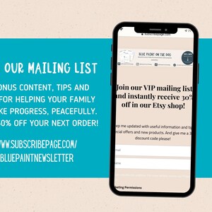 Pode incluir: Um design gr&aacute;fico azul e branco para um site que promove uma lista de e-mail para um neg&oacute;cio chamado "Blue Paint on the Dog". O texto no gr&aacute;fico diz "Junte-se &agrave; nossa lista de e-mail para obter conte&uacute;do b&ocirc;nus, dicas e ideias para ajudar sua fam&iacute;lia a progredir, pacificamente. Al&eacute;m disso, obtenha 30% de desconto em seu pr&oacute;ximo pedido! www.subscribepage.com/bluepaintnewsletter".