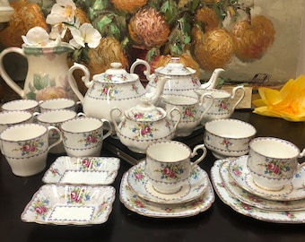 vintage Royal Albert Petit Point, tapisserie, point de croix, théière, assiettes, tasses, crémier sucrier, Angleterre, cadeau