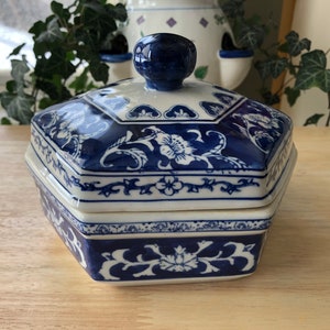 boîte chinoise vintage, porcelaine antique, boîte en céramique de sucrerie, panier en étain de porcelaine, boîte W/couvercle, bleu et blanc, peint à la main, cadeau, décor à la maison