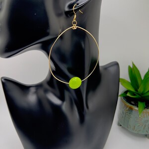 Gold und Grün Große Creolen, Grüne Perlen Creolen, Große Hoop Ohrringe, Statement Creolen, Geschenk für Sie