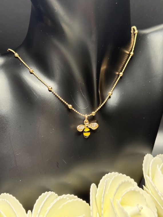 Bumble bee pendant necklace, gold tone charm on beaded chain
