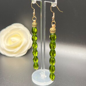 Orecchini con perline verdi, orecchini boho, orecchini pendenti verdi e oro, gioielli fatti a mano, orecchini da donna, alla moda