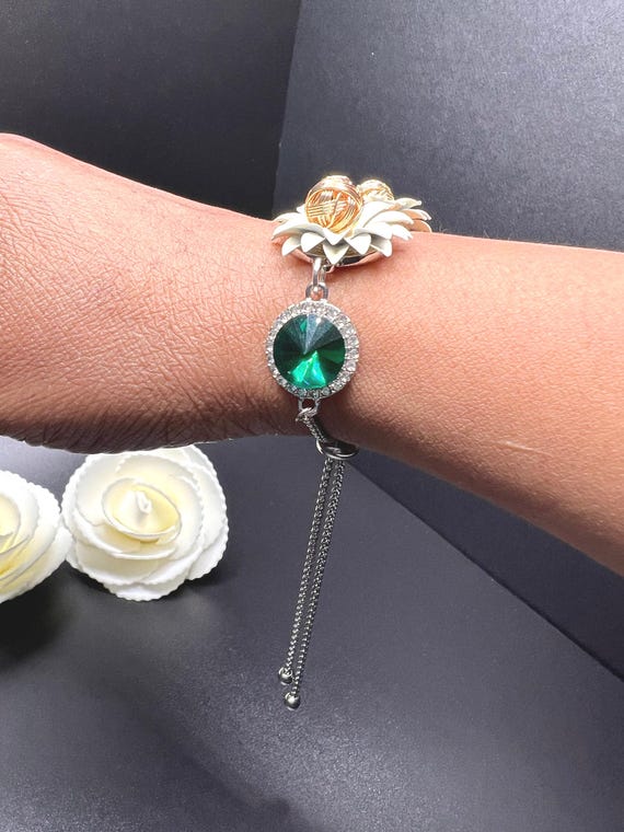 Emerald and Daisy Beaded Bracelet, Emerald Bracelet, Flower Bracelet, Daisy Bracelet, Flower Bridal, Wedding Jewelry