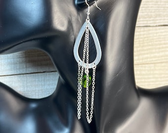 Puede incluir: Pendientes de plata en forma de lágrima con una cuenta verde y un colgante de cadena.