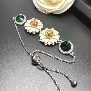 Emerald and Daisy Beaded Bracelet, Emerald Bracelet, Flower Bracelet, Daisy Bracelet, Flower Bridal, Wedding Jewelry