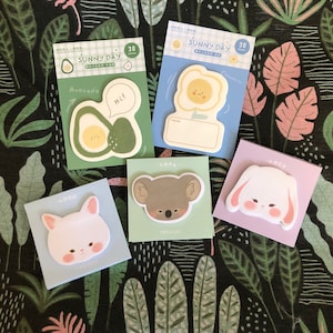 Op de afbeelding: Een set van 10 kleurrijke plakbriefjes met schattige dierillustraties. De briefjes zijn versierd met de tekst "Sunny Day" en "Twilight".
