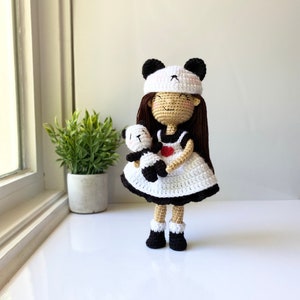Padrão de boneca menina panda amigurumi, padrão de boneca panda de crochê pdf, padrão de crochê de boneca de brinquedo animal amigurumi.
