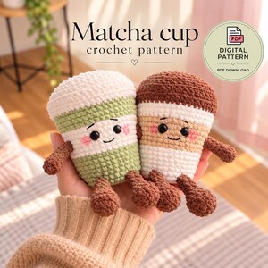 Op de afbeelding: Twee kleine gehaakte kopjes met lachende gezichtjes en roze wangen. Eén kopje is wit en lichtgroen, de andere is wit en bruin. Beide hebben bruine armen en benen. Tekst: Matcha cup crochet pattern, DIGITAL PATTERN, PDF DOWNLOAD.