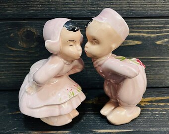 Vintage Kissing Dutch Girl And Boy Holding Flowers Pink Outfits Figurines 6"