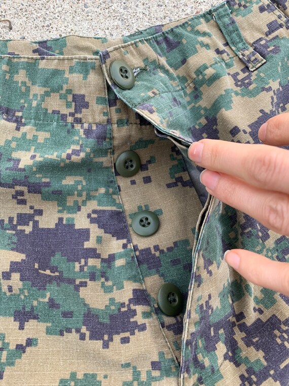 Digital Print Camouflage Army Print Cargo Shorts … - image 3