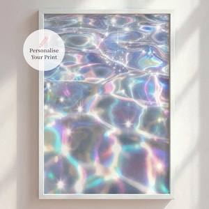 Pode incluir: Impressão artística emoldurada com uma superfície de água brilhante com cores iridescentes de azul, roxo e verde-azulado. A imagem tem uma qualidade sonhadora e etérea com destaques brilhantes. O texto "Personalise Your Print" está em um círculo branco.