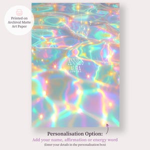 Pode incluir: Impress&atilde;o em papel de arte fosco de arquivo com um design brilhante e iridescente. A imagem inclui o texto "ANNIE'S AURA" e oferece uma op&ccedil;&atilde;o de personaliza&ccedil;&atilde;o para adicionar um nome, afirma&ccedil;&atilde;o ou palavra energ&eacute;tica.