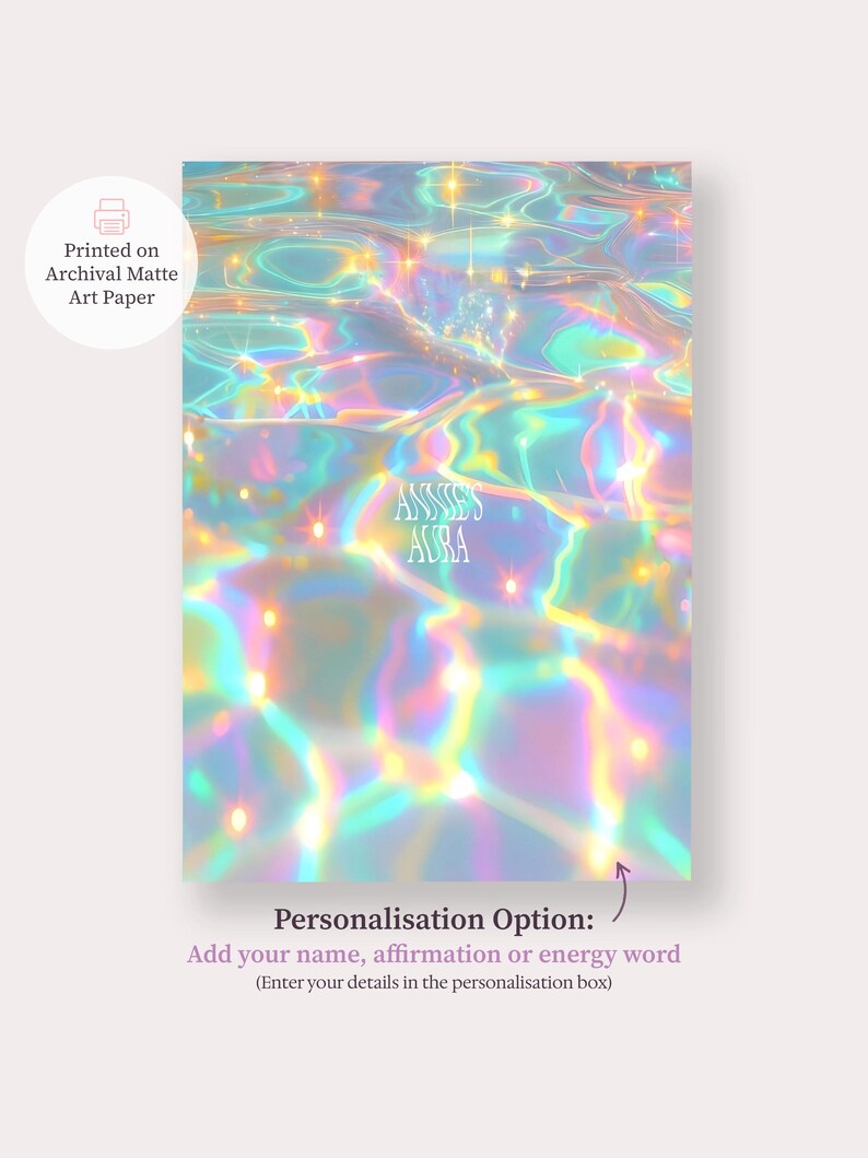 Pode incluir: Impress&atilde;o em papel de arte fosco de arquivo com um design brilhante e iridescente. A imagem inclui o texto "ANNIE'S AURA" e oferece uma op&ccedil;&atilde;o de personaliza&ccedil;&atilde;o para adicionar um nome, afirma&ccedil;&atilde;o ou palavra energ&eacute;tica.