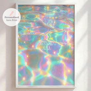 Pode incluir: Uma impress&atilde;o emoldurada com um efeito de &aacute;gua sonhador e iridescente em tons de verde-azulado, rosa e amarelo. A impress&atilde;o tem o texto "MESSSAD AURA" e "Personalised Aura Print" em branco. A imagem &eacute; emoldurada em uma borda branca.