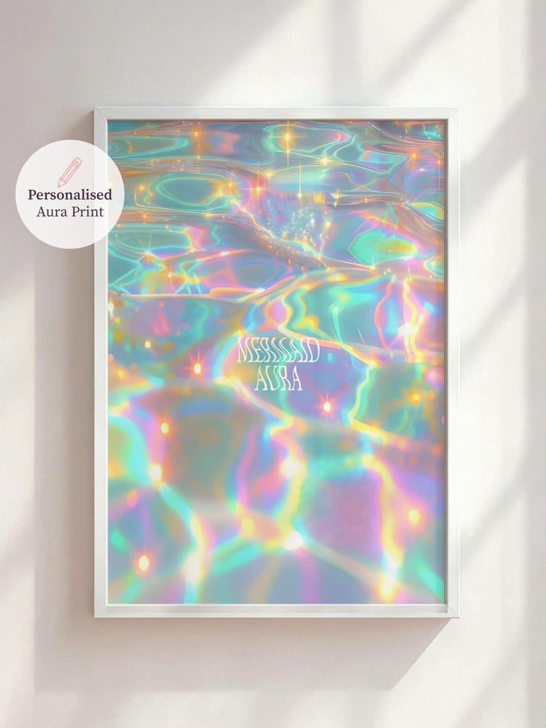 Pode incluir: Uma impress&atilde;o emoldurada com um efeito de &aacute;gua sonhador e iridescente em tons de verde-azulado, rosa e amarelo. A impress&atilde;o tem o texto "MESSSAD AURA" e "Personalised Aura Print" em branco. A imagem &eacute; emoldurada em uma borda branca.