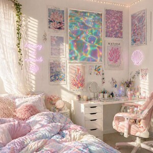 Pode incluir: Um quarto com tema de sereia, com uma cama com edredom e almofadas em tons pastel. As paredes s&atilde;o adornadas com arte emoldurada, incluindo uma grande cena de &aacute;gua iridescente. Uma mesa com uma cadeira rosa e uma placa de n&eacute;on que diz "dreaming of mermaids" completam a decora&ccedil;&atilde;o.