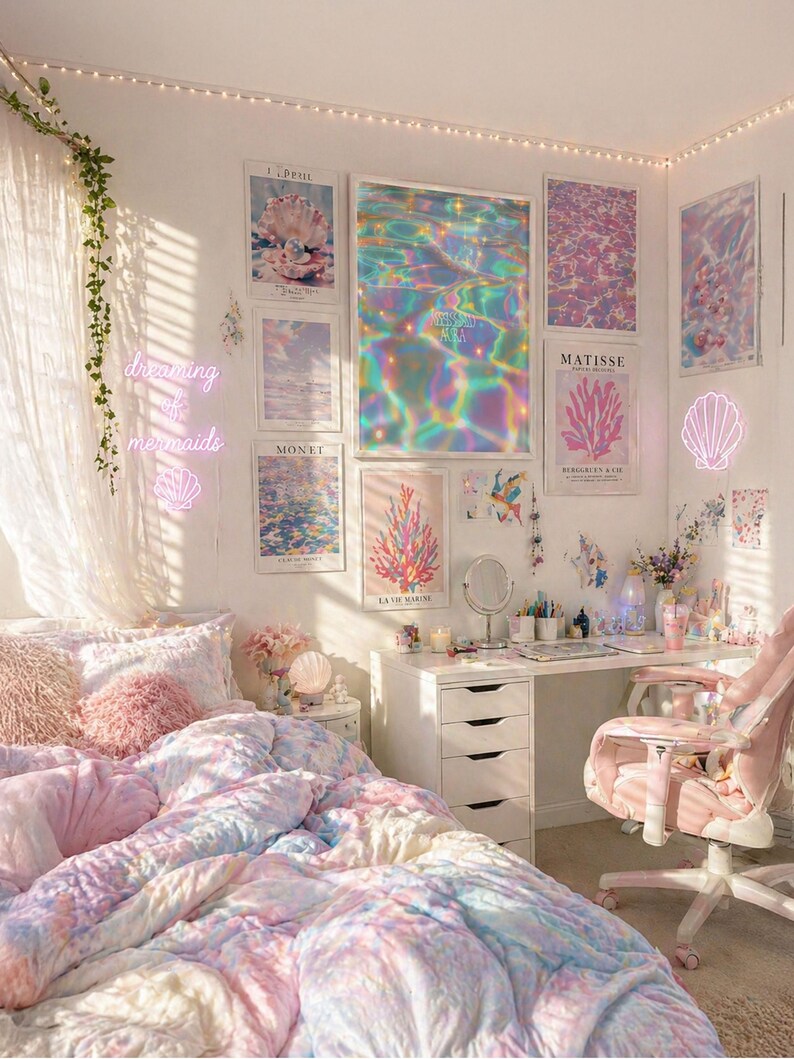 Pode incluir: Um quarto com tema de sereia, com uma cama com edredom e almofadas em tons pastel. As paredes s&atilde;o adornadas com arte emoldurada, incluindo uma grande cena de &aacute;gua iridescente. Uma mesa com uma cadeira rosa e uma placa de n&eacute;on que diz "dreaming of mermaids" completam a decora&ccedil;&atilde;o.