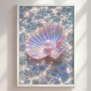 Pode incluir: Impressão emoldurada de uma concha iridescente com uma pérola no interior. A concha apresenta cores iridescentes de rosa, roxo e dourado. O fundo mostra água cintilante com reflexos de luz, criando uma estética sonhadora e etérea.
