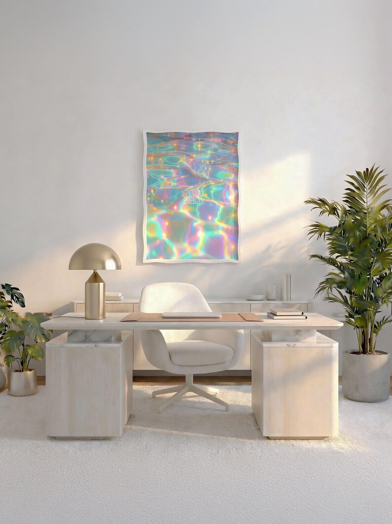 Pode incluir: Um espa&ccedil;o de escrit&oacute;rio moderno com uma secret&aacute;ria, cadeira e tapete brancos. Uma obra de arte emoldurada com um design de &aacute;gua iridescente e colorido est&aacute; pendurada na parede. Uma l&acirc;mpada de secret&aacute;ria dourada e plantas em vasos completam a decora&ccedil;&atilde;o.