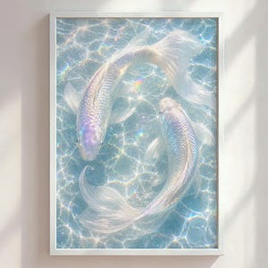 Pode incluir: Uma impressão artística emoldurada com dois peixes koi iridescentes nadando em água azul brilhante. Os peixes têm barbatanas e caudas fluidas e translúcidas, com sutis reflexos de arco-íris. A obra de arte é definida contra um fundo azul claro.
