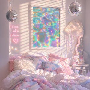 Pode incluir: Uma cena de quarto com uma est&eacute;tica suave e sonhadora. A cama &eacute; coberta com roupa de cama rosa pastel e branca com almofadas decorativas. Uma obra de arte emoldurada com cores iridescentes est&aacute; pendurada na parede. Bolas de discoteca e um letreiro de n&eacute;on que diz "it was all a dream" adicionam &agrave; decora&ccedil;&atilde;o.