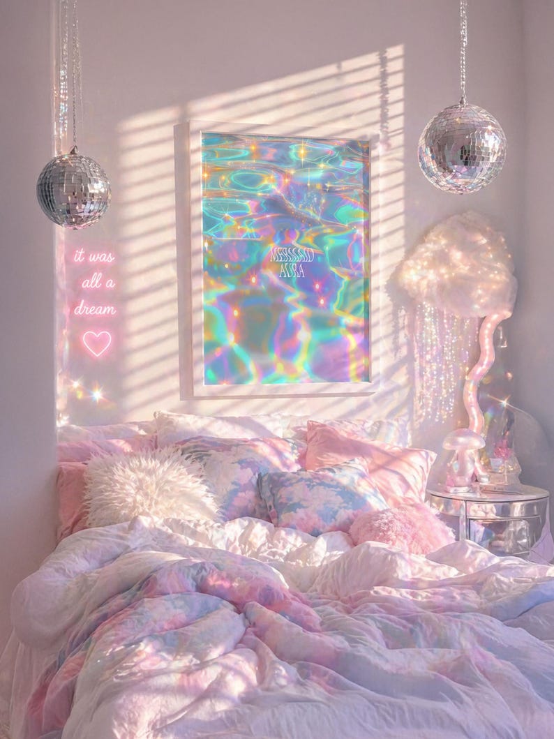Pode incluir: Uma cena de quarto com uma est&eacute;tica suave e sonhadora. A cama &eacute; coberta com roupa de cama rosa pastel e branca com almofadas decorativas. Uma obra de arte emoldurada com cores iridescentes est&aacute; pendurada na parede. Bolas de discoteca e um letreiro de n&eacute;on que diz "it was all a dream" adicionam &agrave; decora&ccedil;&atilde;o.