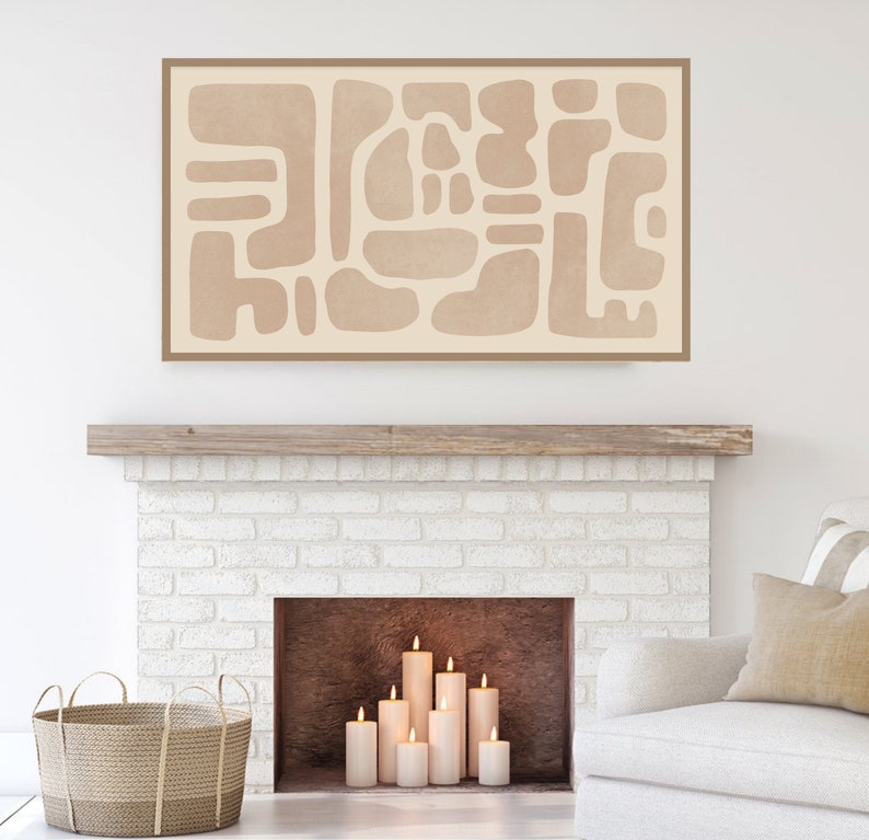Puede incluir: Una impresi&oacute;n de arte abstracto beige con formas geom&eacute;tricas cuelga sobre una chimenea de ladrillo blanco con velas encendidas.