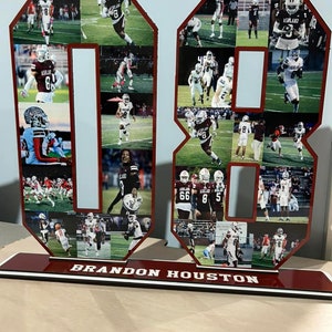 Puede incluir: Un n&uacute;mero 08 de madera marr&oacute;n y blanco con un collage de fotos de un jugador de f&uacute;tbol americano con un uniforme marr&oacute;n y blanco. La base del n&uacute;mero es marr&oacute;n con el texto "BRANDON HOUSTON" en blanco.