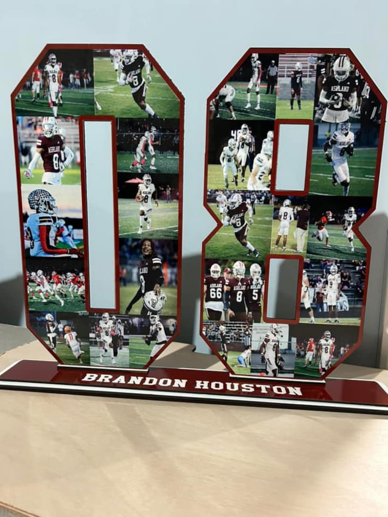 Puede incluir: Un n&uacute;mero 08 de madera marr&oacute;n y blanco con un collage de fotos de un jugador de f&uacute;tbol americano con un uniforme marr&oacute;n y blanco. La base del n&uacute;mero es marr&oacute;n con el texto "BRANDON HOUSTON" en blanco.