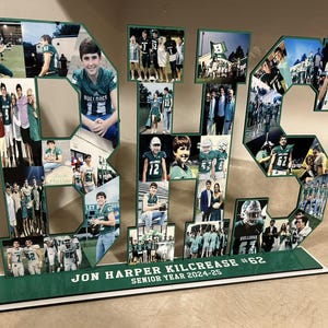 Puede incluir: Un collage de fotos de madera verde y blanco en forma del n&uacute;mero 62. El collage est&aacute; formado por fotos de un joven con uniforme de f&uacute;tbol. La base del collage tiene el texto "Jon Harper Kilcrease #62 Senior Year 2024-25".