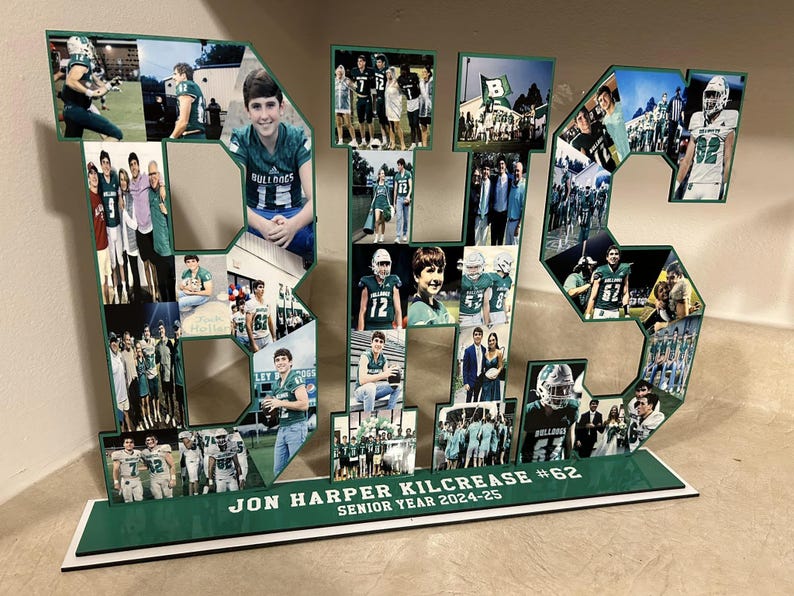 Puede incluir: Un collage de fotos de madera verde y blanco en forma del n&uacute;mero 62. El collage est&aacute; formado por fotos de un joven con uniforme de f&uacute;tbol. La base del collage tiene el texto "Jon Harper Kilcrease #62 Senior Year 2024-25".