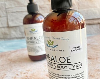 Może przedstawiać: Dwie butelki z bursztynowego plastiku z balsamem do rąk i ciała Shealoe z czarnymi pompkami. Białe etykiety zawierają tekst Extract for Natural Beauty, Mind Divine oraz French Lavender, wymieniając masło shea i aloes jako składniki.