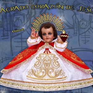 May include: A doll of the Sacred Heart of Jesus, wearing a red and white robe with gold embroidery. The doll has a golden halo and holds a heart. The image has text that reads "Sagrado Corazón de Jesús" and "Clásico!"