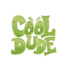 Pode incluir: Design bordado verde com o texto "Cool Dude" em uma fonte de desenho animado.