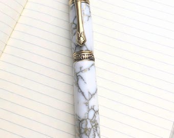 Pluma estilográfica de mármol blanco y dorado hecha a mano