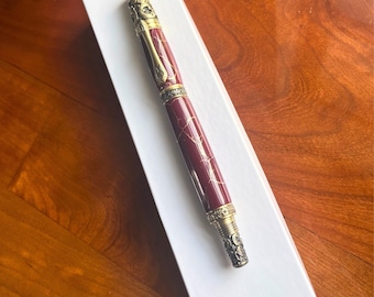 Pluma estilográfica artesanal de mármol granate y dorado
