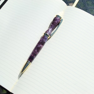 Caneta esferográfica feita à mão em madeira de sabugueiro roxo