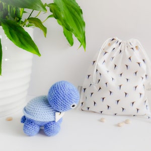 Gehäkelte AMIGURUMI Schildkröte Handmade Blau HEARTLING Einzigartiges Tier-Geschenk für Lieben Home Dekoration Kinderzimmer Urlaub Haus in einer Baumwollgeschenk-Tasche