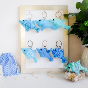Gehäkelter Delphin Schlüsselanhänger: Handgemachter Taschenanhänger aus Baumwolle