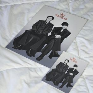 Pode incluir: Duas ilustrações em preto e branco de homens de terno, com o texto "Ice On My Teeth" em letras vermelhas.