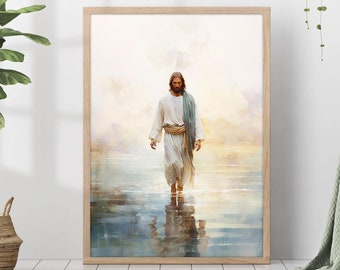 Puede incluir: Una impresión enmarcada representa una figura con túnica blanca caminando sobre el agua. La obra de arte utiliza colores suaves y cálidos, enmarcada en un marco de madera marrón claro. El reflejo de la figura es visible en el agua, creando una escena serena y espiritual.