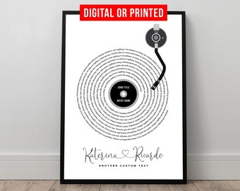 Può includere: Stampa con cornice nera con un design di disco in vinile composto da testo. Il disco ha un'etichetta centrale con "SONG TITLE" e "ARTIST NAME". La stampa include anche i nomi "Katerina & Ricardo" e il testo "DIGITAL OR PRINTED".