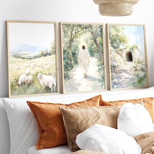 Könnte beinhalten: Drei Aquarellbilder in Holzrahmen, die Szenen aus der Bibel darstellen. Das erste Bild zeigt eine Herde Schafe auf einer grünen Weide mit einem Gebirge im Hintergrund. Das zweite Bild zeigt eine Gestalt in weißen Gewändern, die auf einem Weg durch einen Wald vom Betrachter weggeht. Das dritte Bild zeigt einen Steinbogen mit einem Weg, der zu ihm führt.