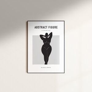 Pu&ograve; includere: Stampa artistica in bianco e nero con una figura astratta. L'opera presenta una silhouette stilizzata di una persona con le mani dietro la testa. Il testo "ABSTRACT FIGURE" e "BLACK & WHITE" &egrave; stampato sul poster.