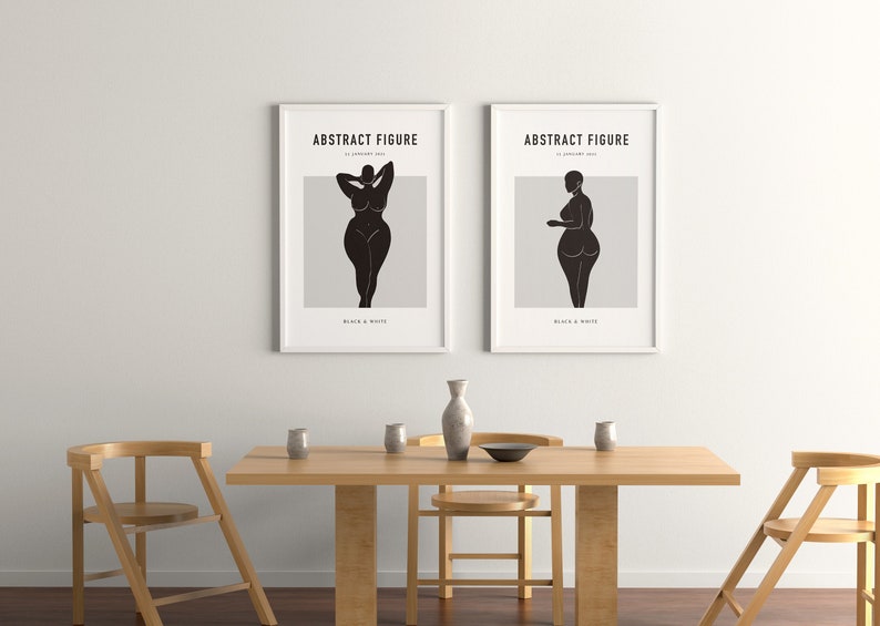 Pu&ograve; includere: Due stampe artistiche incorniciate con illustrazioni di figure astratte in bianco e nero. Le stampe sono etichettate "ABSTRACT FIGURE" con il testo "BLACK & WHITE" sottostante. Sono esposte sopra un tavolo da pranzo in legno con sedie e oggetti decorativi.